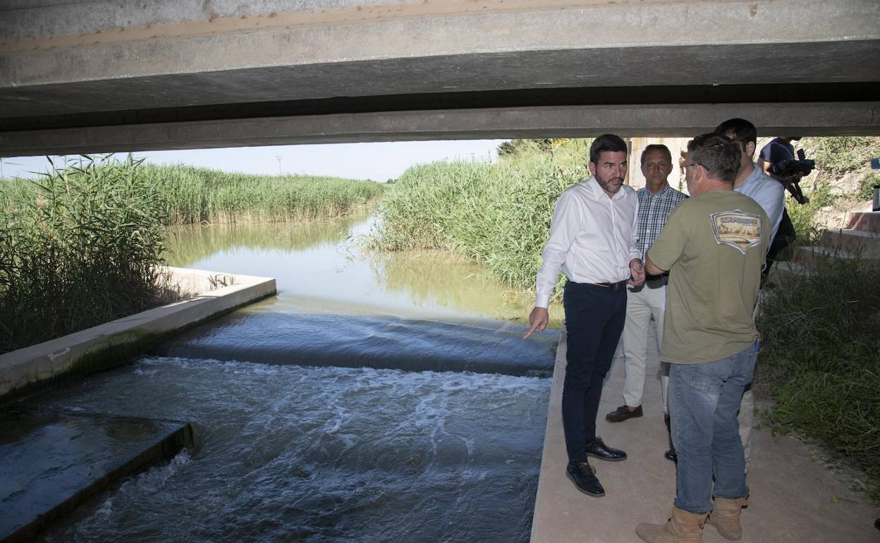 El consejero Luengo en la rambla de El Albujón, en una imagen de archivo. 