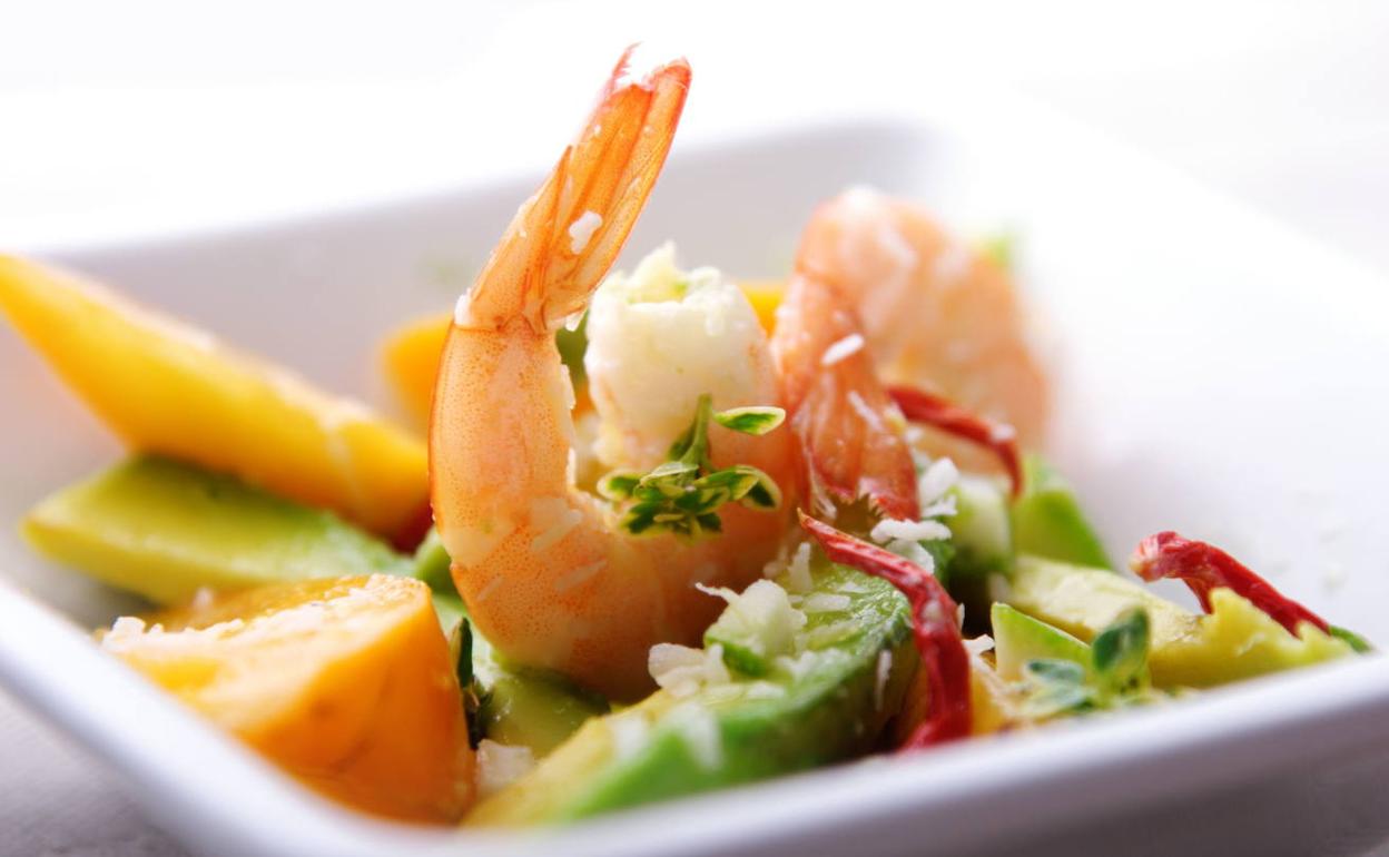 Ensalada de aguacate, gambas y mango.