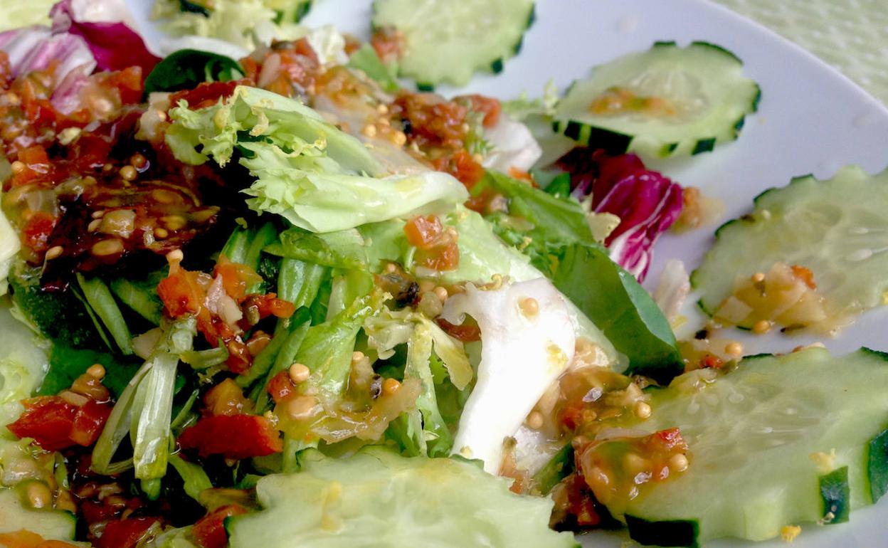 Ensalada de pepino y tomates secos.