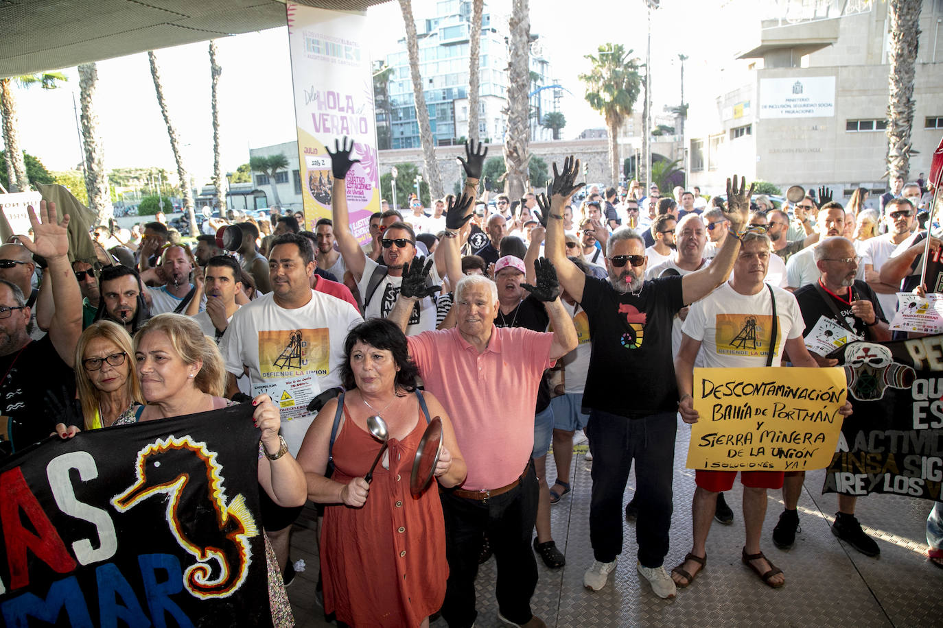 Fotos: Cacerolada durante los actos conmemorativos del 40 aniversario del Estatuto de Autonomía