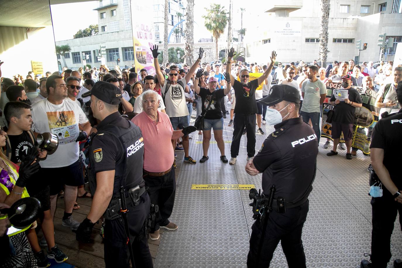 Fotos: Cacerolada durante los actos conmemorativos del 40 aniversario del Estatuto de Autonomía