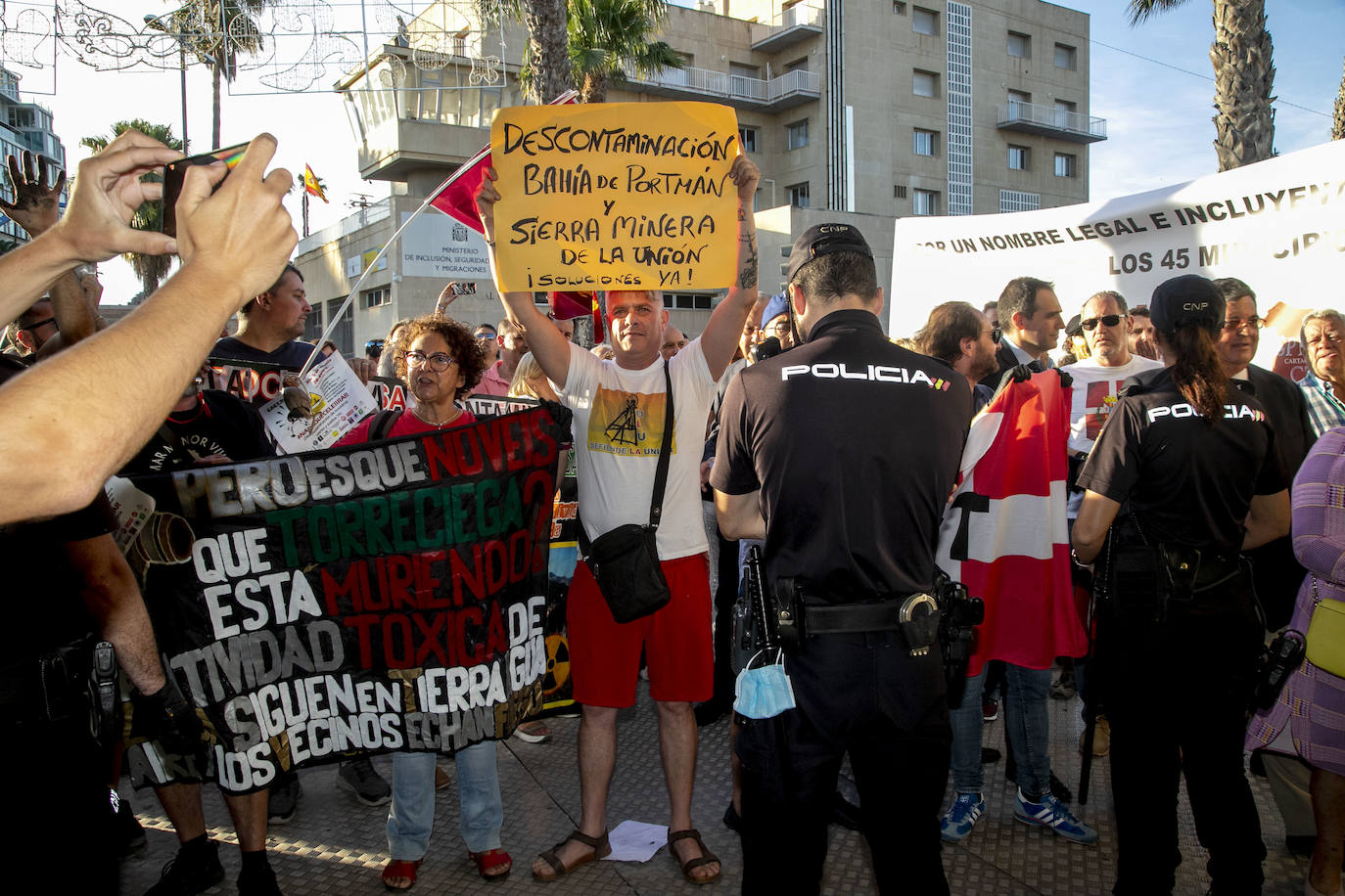 Fotos: Cacerolada durante los actos conmemorativos del 40 aniversario del Estatuto de Autonomía