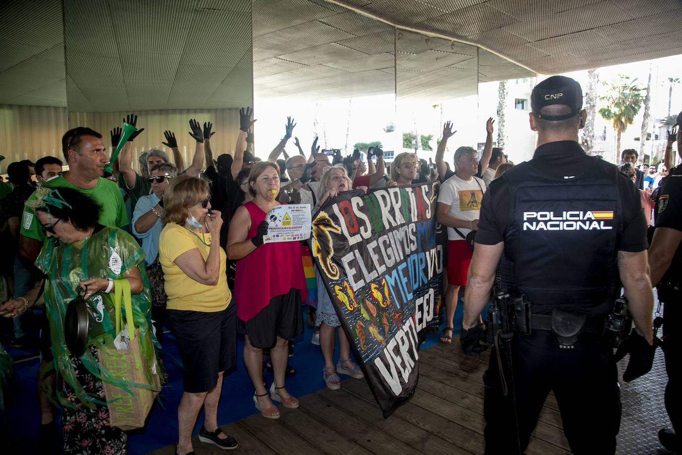 Fotos: Cacerolada durante los actos conmemorativos del 40 aniversario del Estatuto de Autonomía