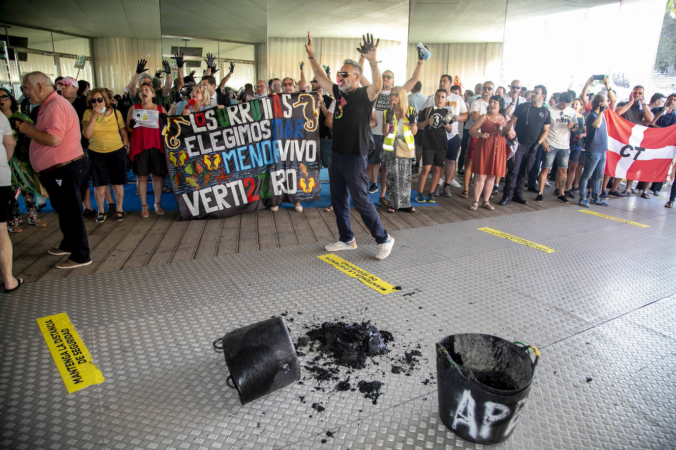 Fotos: Cacerolada durante los actos conmemorativos del 40 aniversario del Estatuto de Autonomía