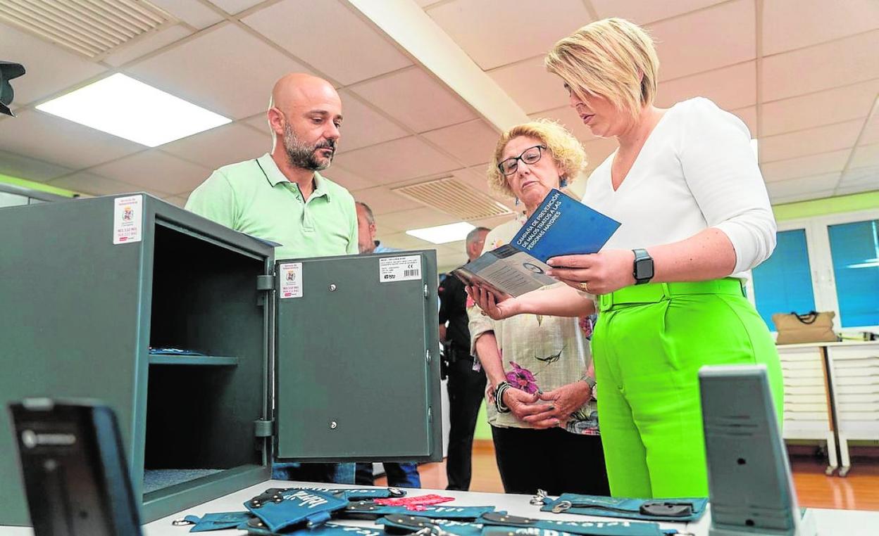 Antonio Ferrándiz, de la empresa Televida, con la edil de Servicios Sociales, Mercedes García, y la alcaldesa, Noelia Arroyo, durante la presentación del servicio ayer en el Edificio de Seguridad. 