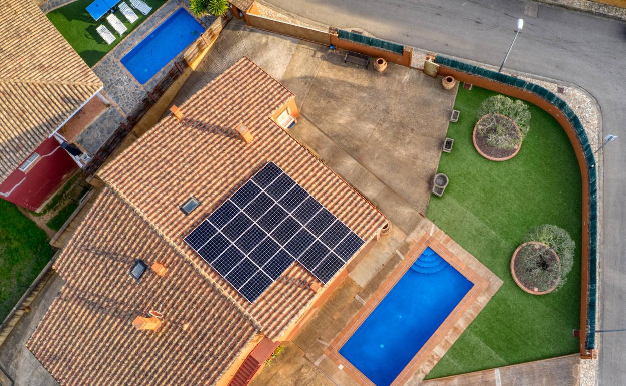 Instalación de paneles solares en un chalé particular.