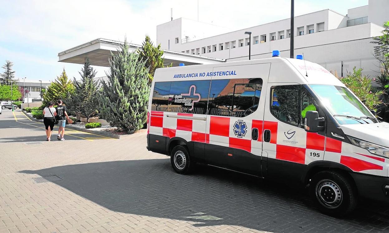 Accesos al Hospital Virgen del Castillo, ayer. 