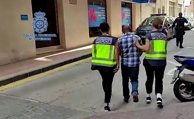 La Policía Nacional detiene a uno de los sospechosos de tráfico de migrantes desde Marruecos. 
