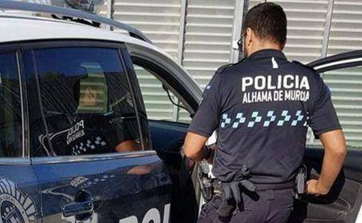 Una turba de jóvenes apalea y apedrea a dos chicos en Alhama