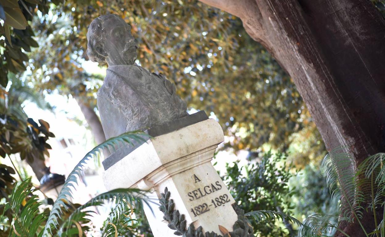 Busto dedicado a Selgas realizado por José Planes, en el jardín de Floridablanca de Murcia.