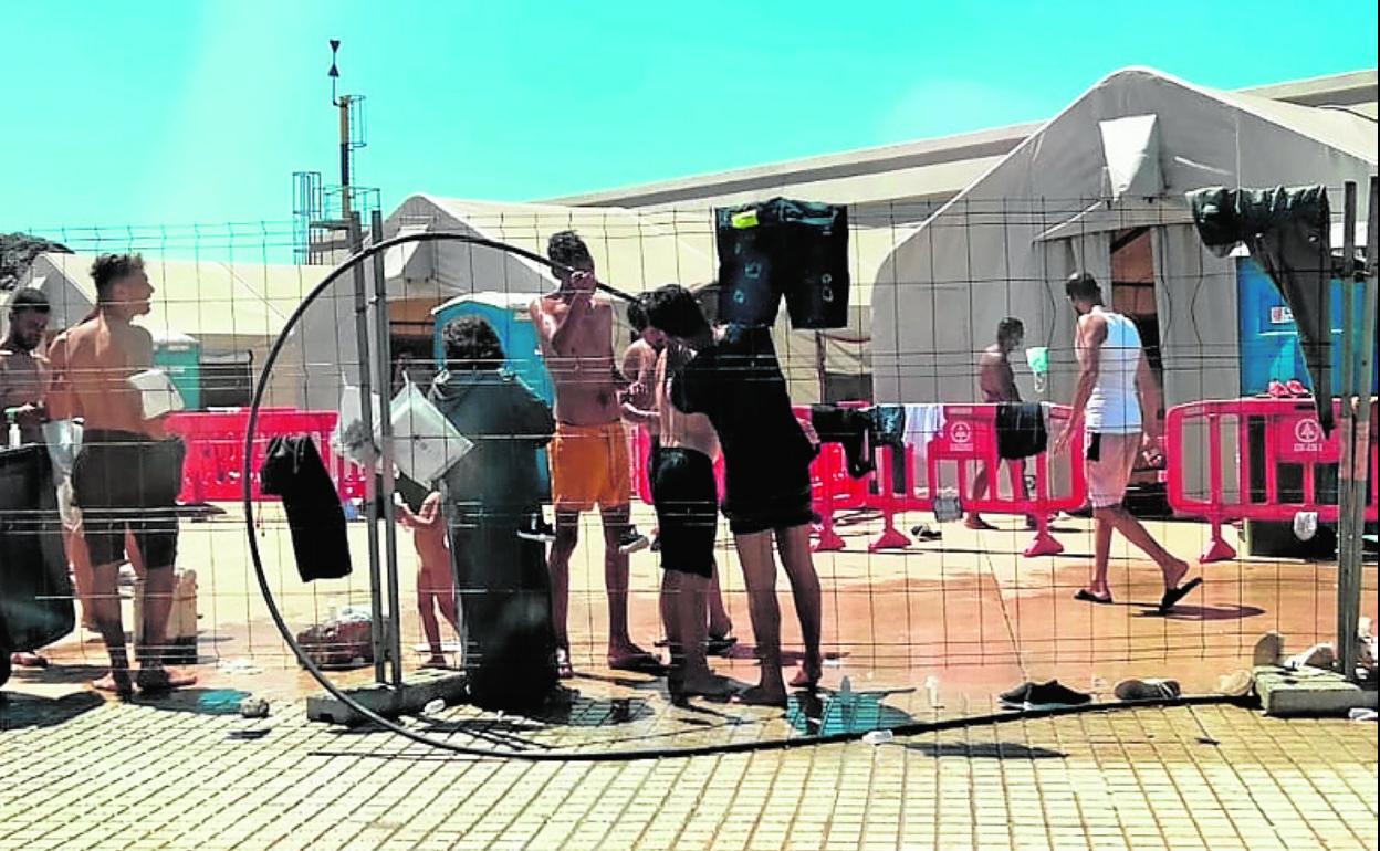 Inmigrantes argelinos en Escombreras, esta semana. 