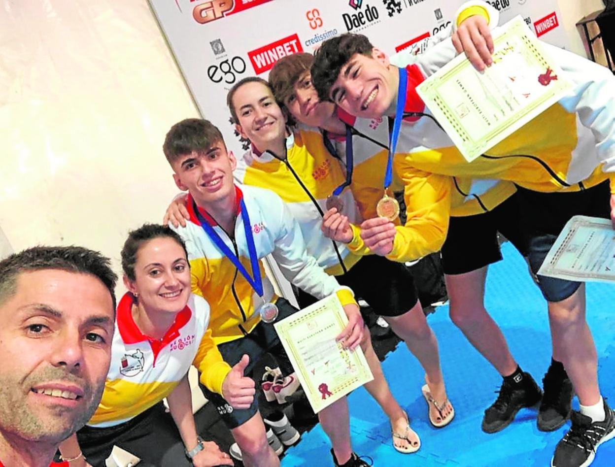 Pablo Cerón (3i), Jorge Milán (2d) y Juan Antonio Milán (d), con el equipo. 