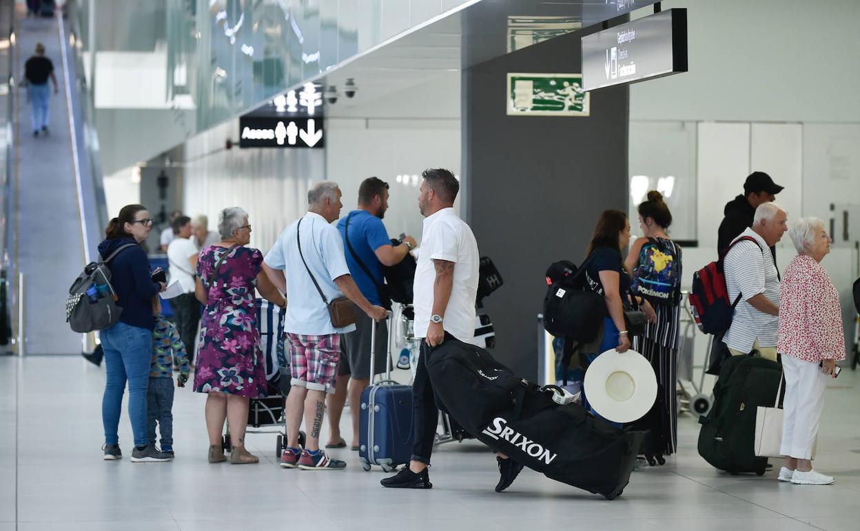 Turistas en el aeropuerto de la Región de Murcia. 