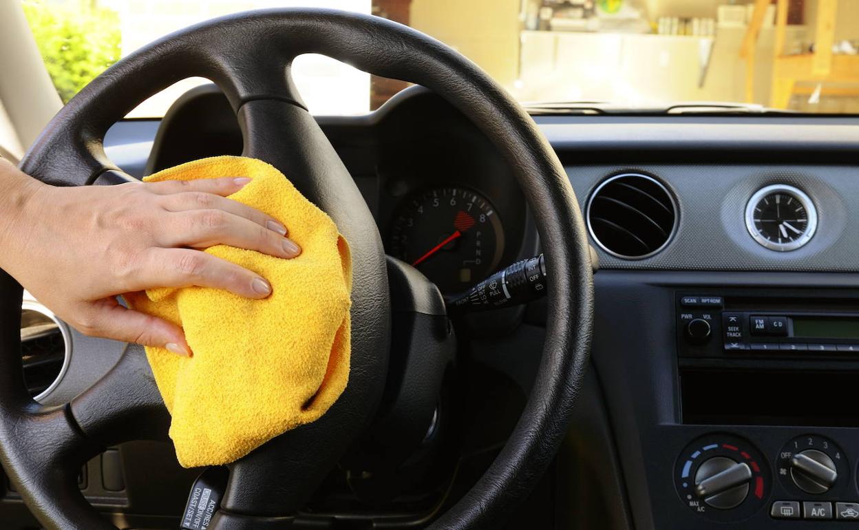 Así es como se debe limpiar el volante del coche