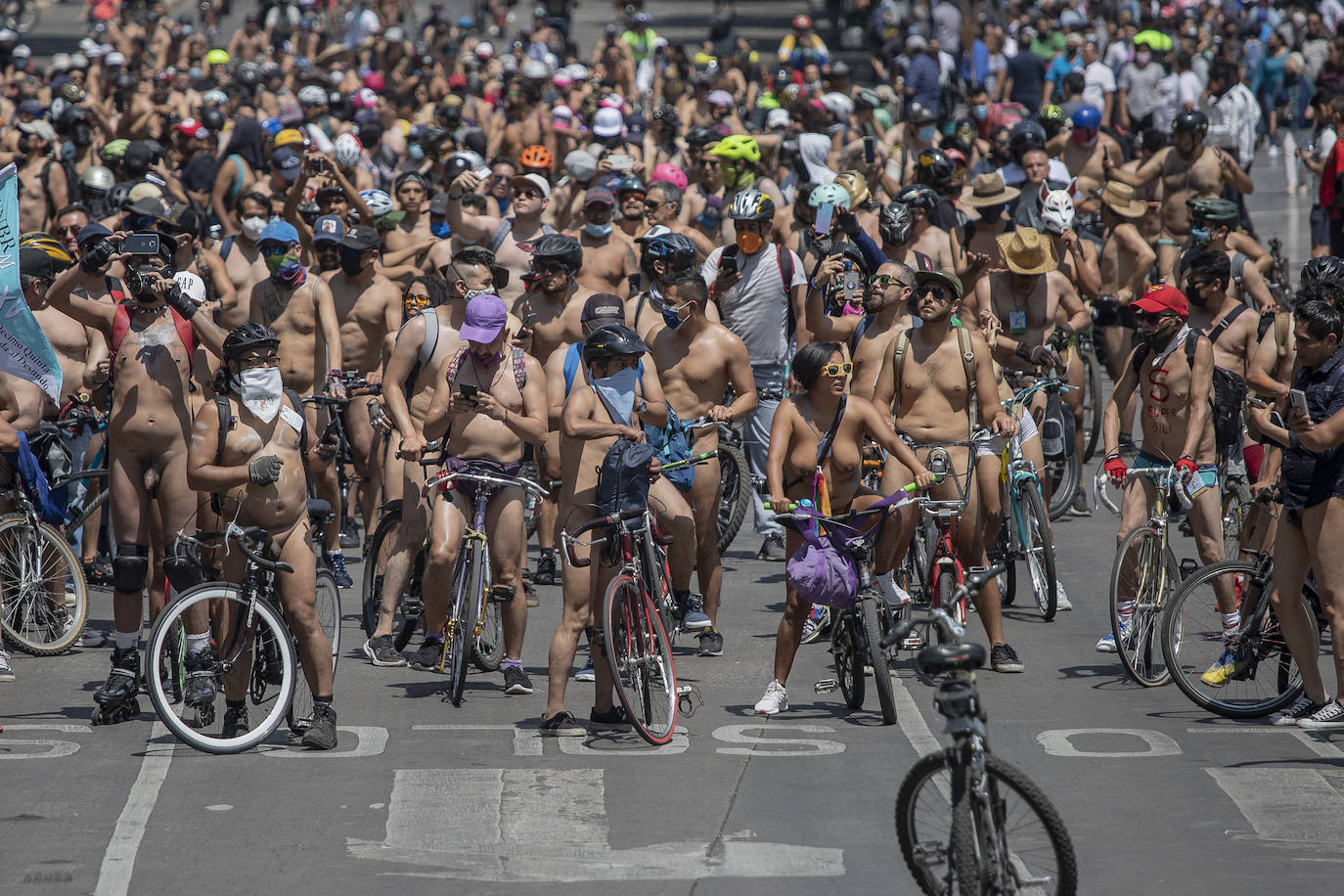 Fotos: Desnudos por la seguridad vial