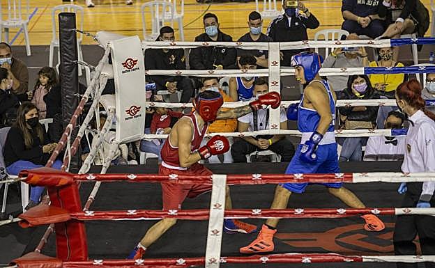 Uno de los combates del último regional de boxeo, este año, en el Palacio de Deportes. 