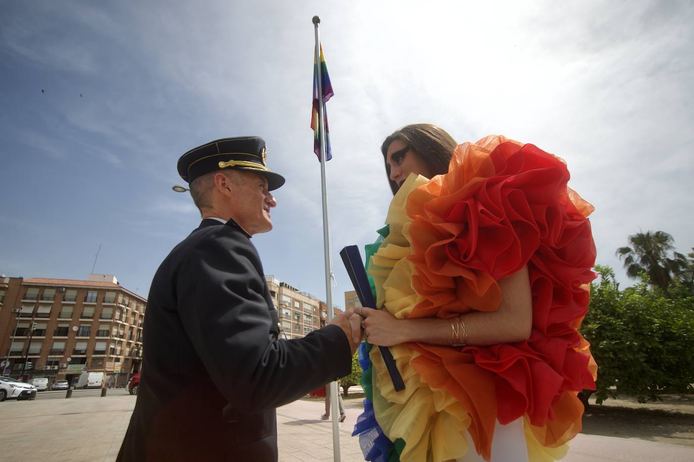 Fotos: Murcia estrena un banco arcoíris por la Semana del Orgullo