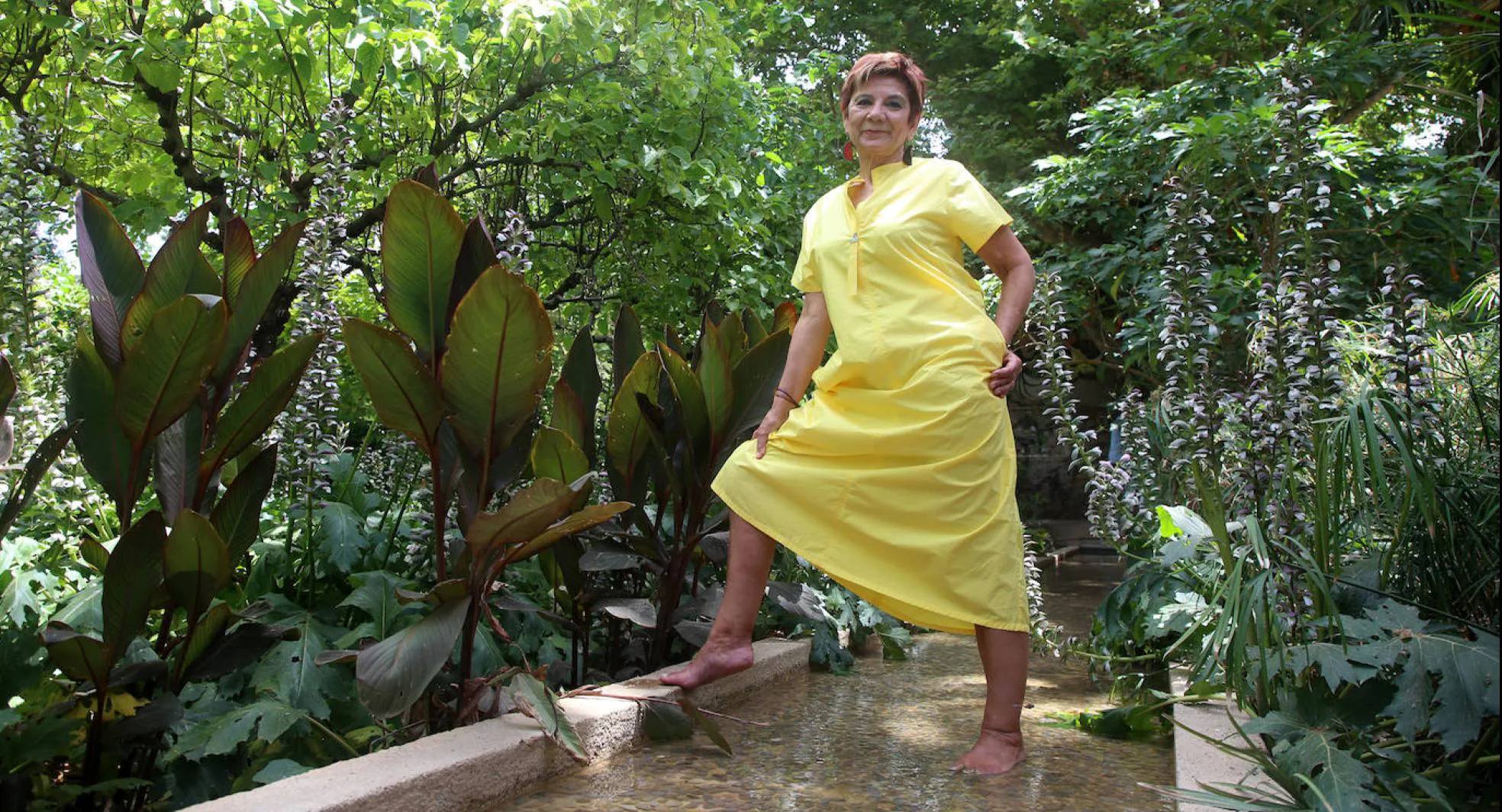 La escritora Marisa López Soria, ayer en un jardín de Murcia. 