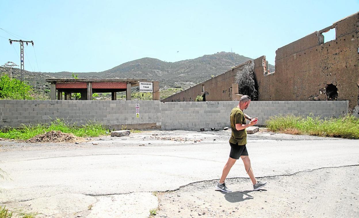 Muro levantado para impedir la entrada a los terrenos. 