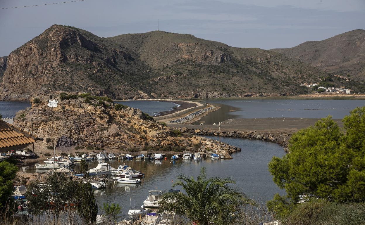 La Bahía de Portmán, con la Sierra Minera al fondo, en una imagen reciente. 