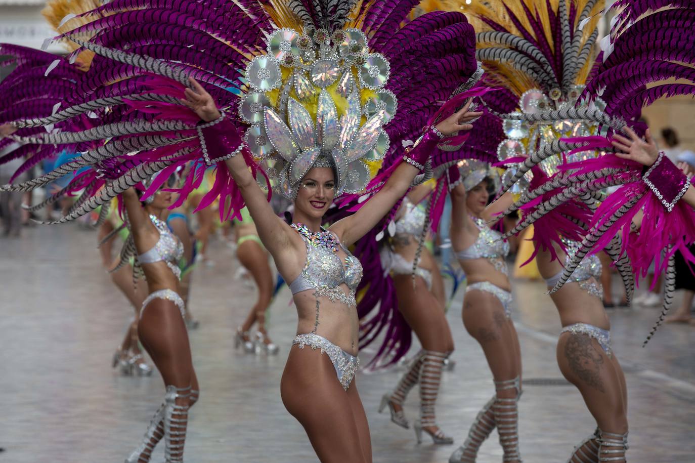 Fotos: El pasacalles despide el Carnaval en Cartagena