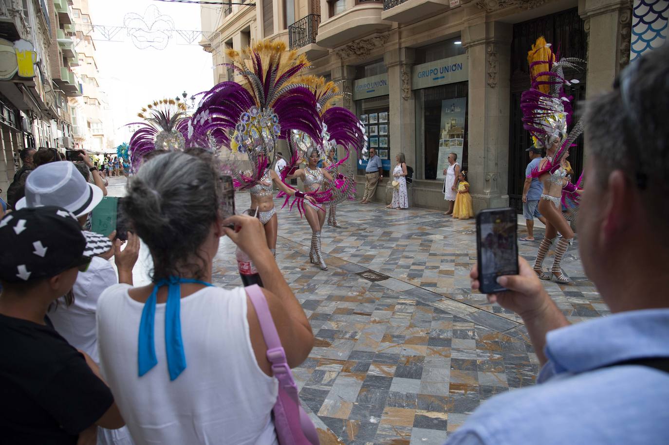 Fotos: El pasacalles despide el Carnaval en Cartagena
