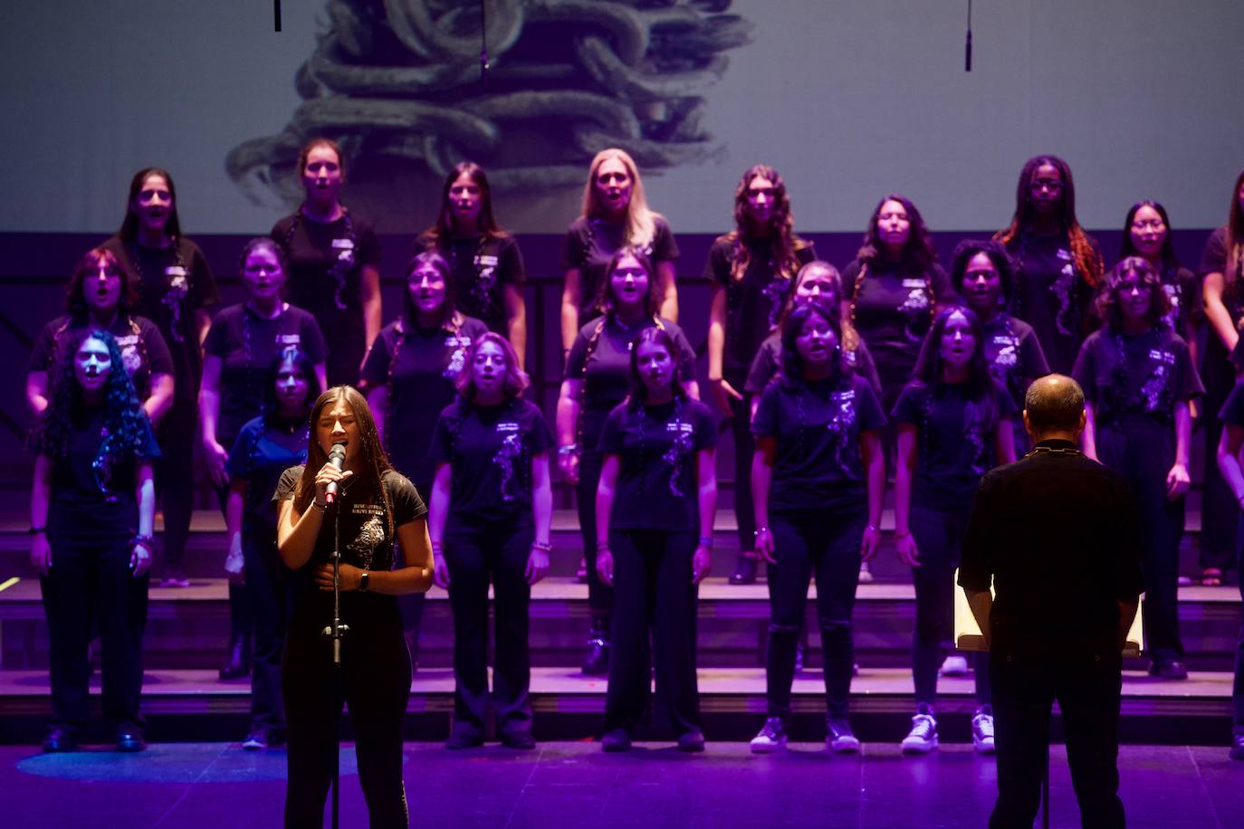 Fotos: La Coral Discantus sopla las velas