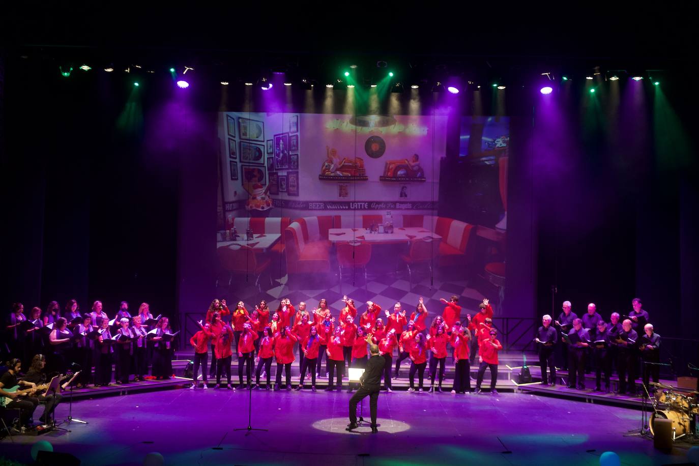 Fotos: La Coral Discantus sopla las velas