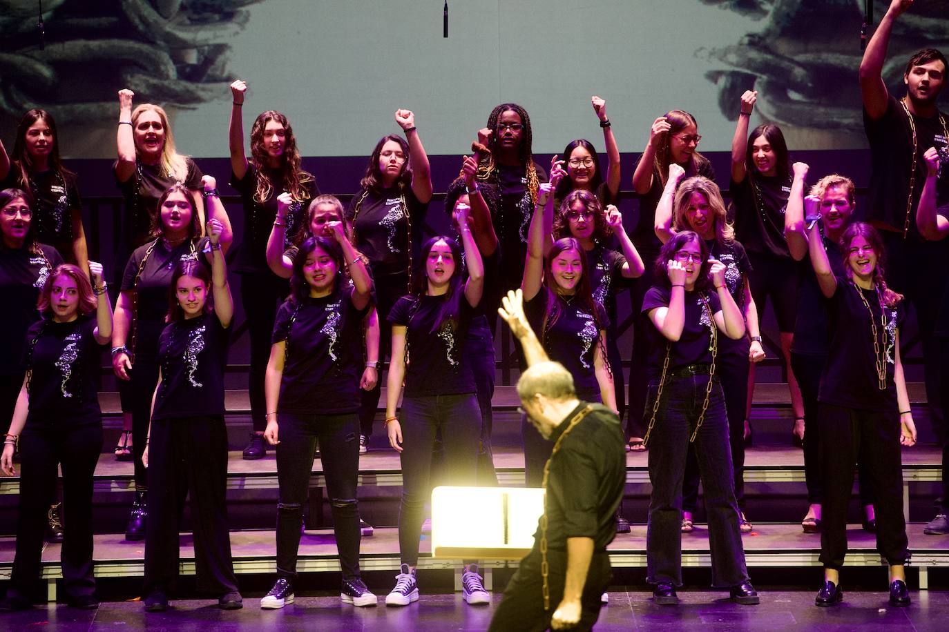 Fotos: La Coral Discantus sopla las velas