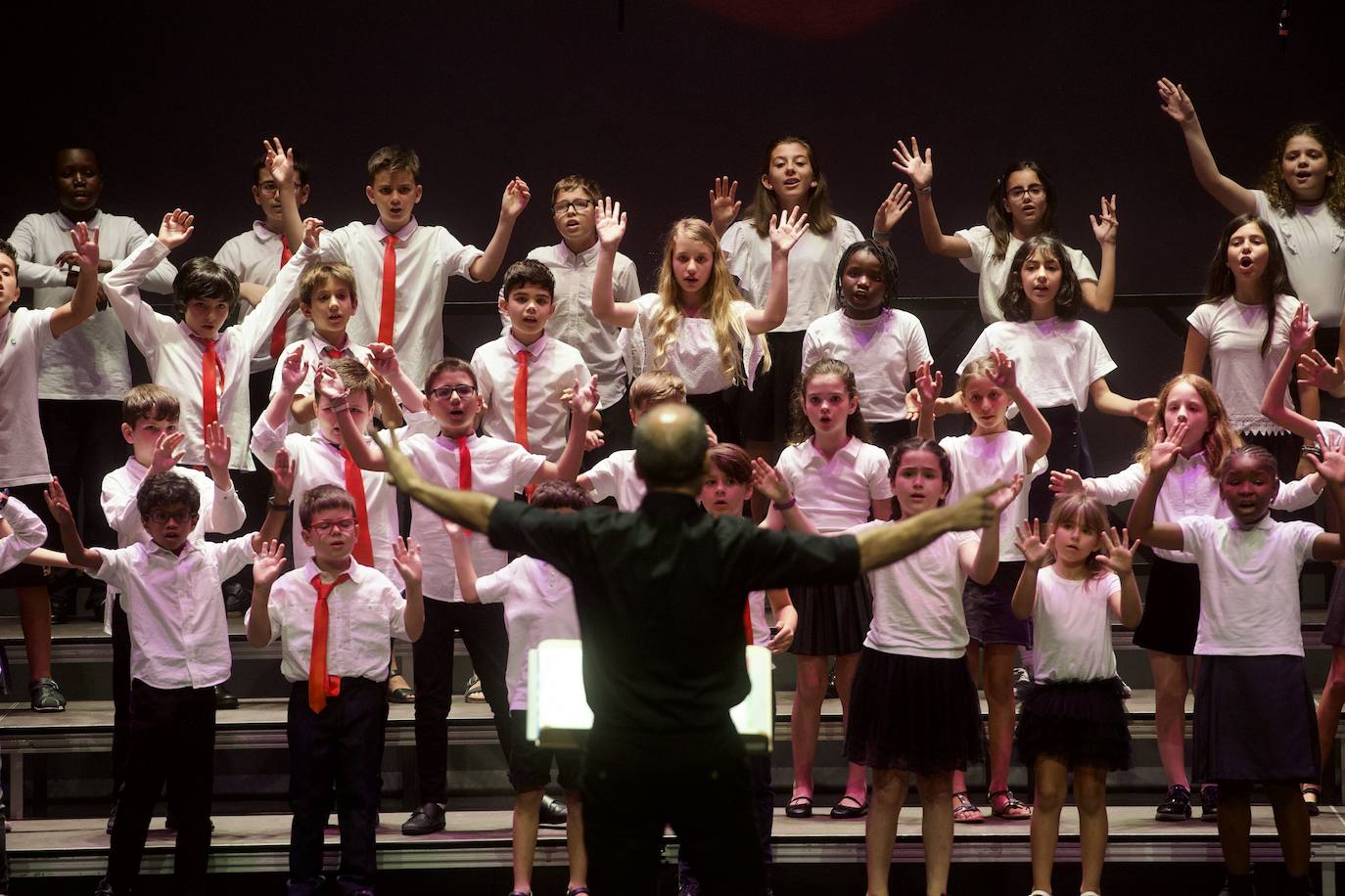 Fotos: La Coral Discantus sopla las velas