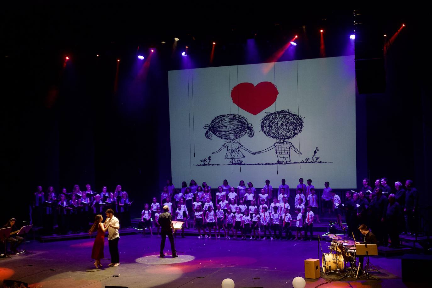 Fotos: La Coral Discantus sopla las velas