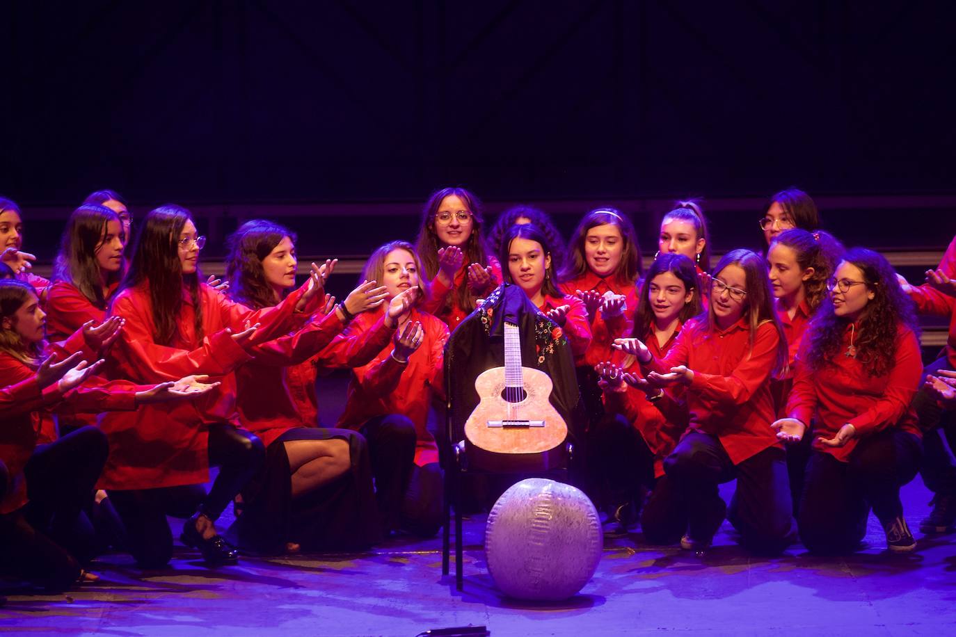 Fotos: La Coral Discantus sopla las velas