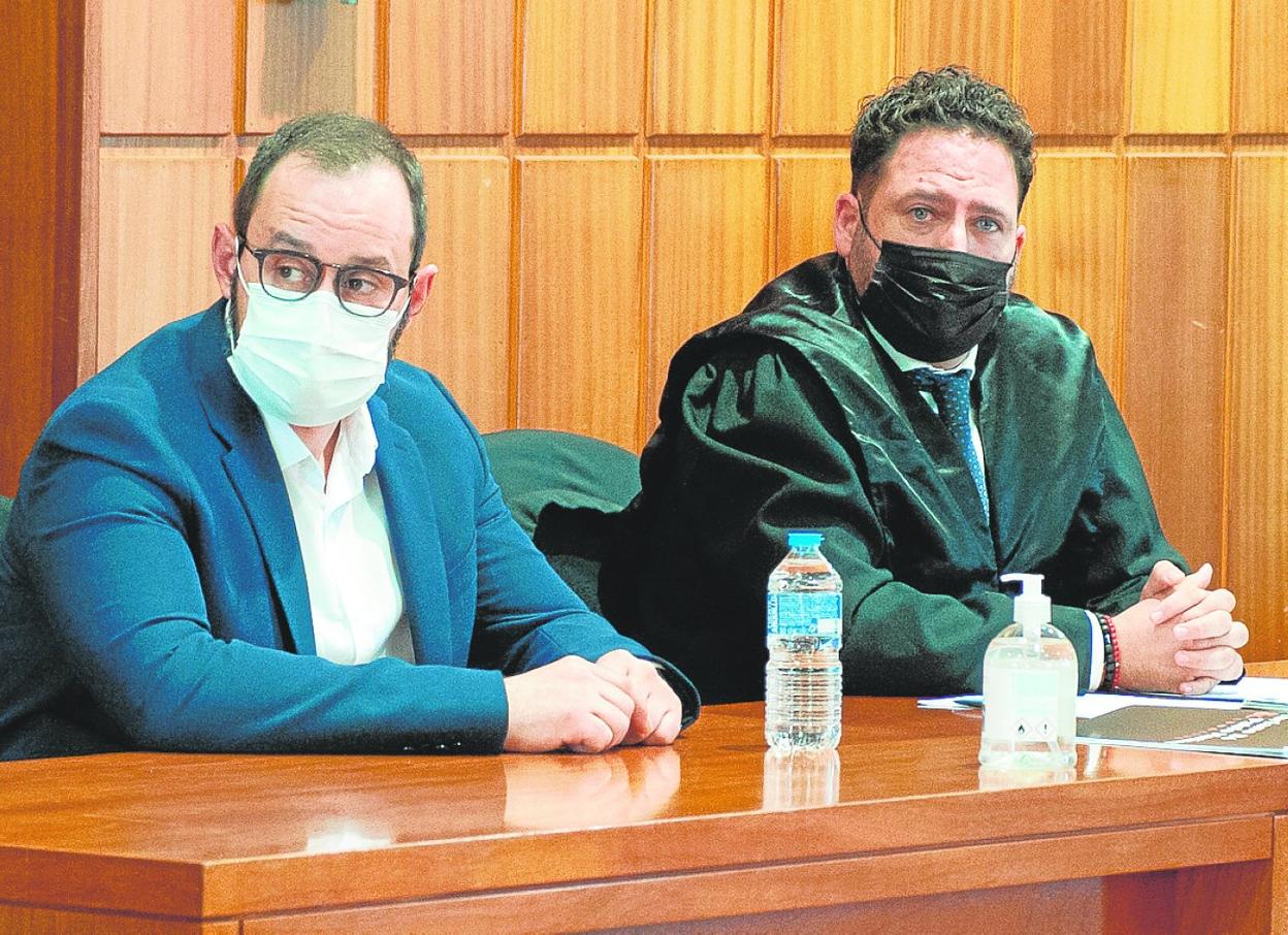 Joaquín G. V. y el letrado Pablo Martínez, durante una de las vistas del juicio. 