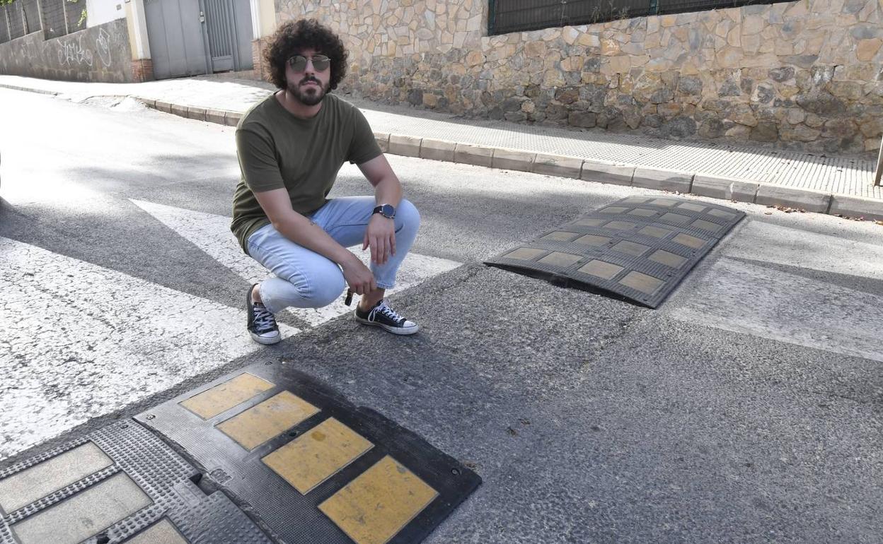 Manuel muestra el resalto en el que tuvo el accidente. 