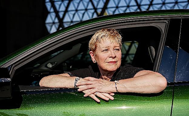 Linda Jackson, CEO de Peugeot: «Vamos a reducir el coste de los coches eléctricos en un 40% de cara a 2030»