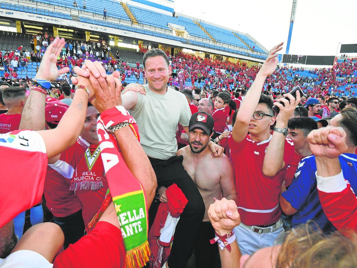 Mario Simón, llevado en volandas por los aficionados tras lograr el ascenso en el Rico Pérez. 