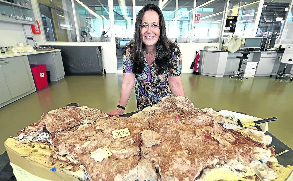 María Martinón-Torres, en un laboratorio del centro que dirige. 