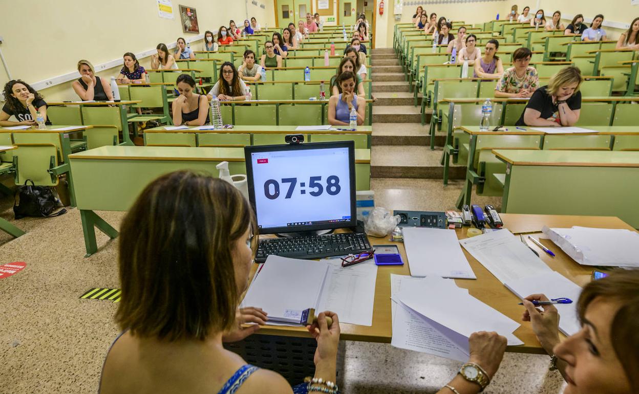 Los aspirantes, a punto de iniciar el examen en el Campus de Espinardo.