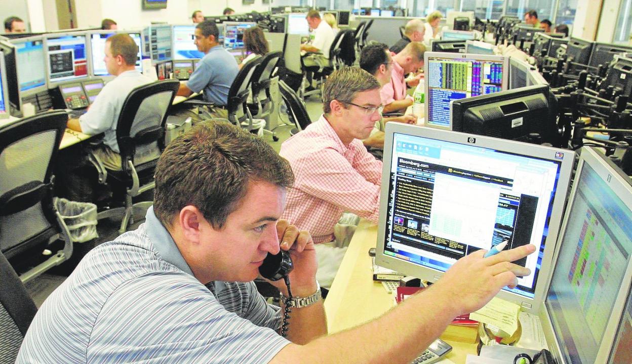 Empleados de una gestora de fondos de inversión siguen las cotizaciones de Bolsas extranjeras. 