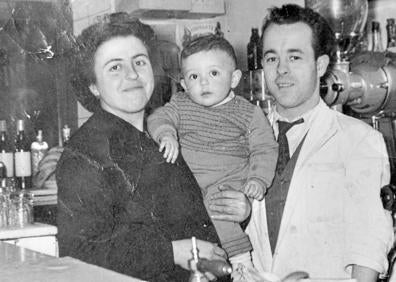 Imagen secundaria 1 - A la izquierda, Ana y Antonio con su hijo José Antonio a finales de los años 50 en el bar que regentaban. A la derecha, Salvador y José Antonio en la puerta de la cervecería Salzillo.