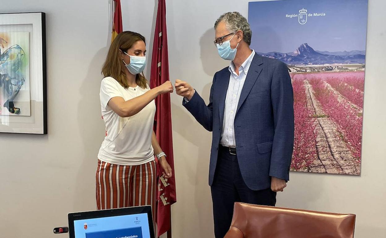 La presidenta del Cofrm, Paula Payá y el consejero de Salud, Juan José Pedreño.