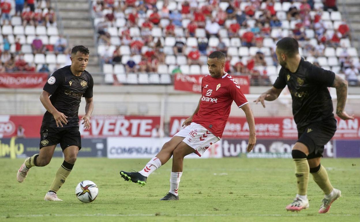 Pablo Ganet, en el partido de la temporada pasada contra el Intercity, que volverá a ser rival del Murcia en Primera RFEF.