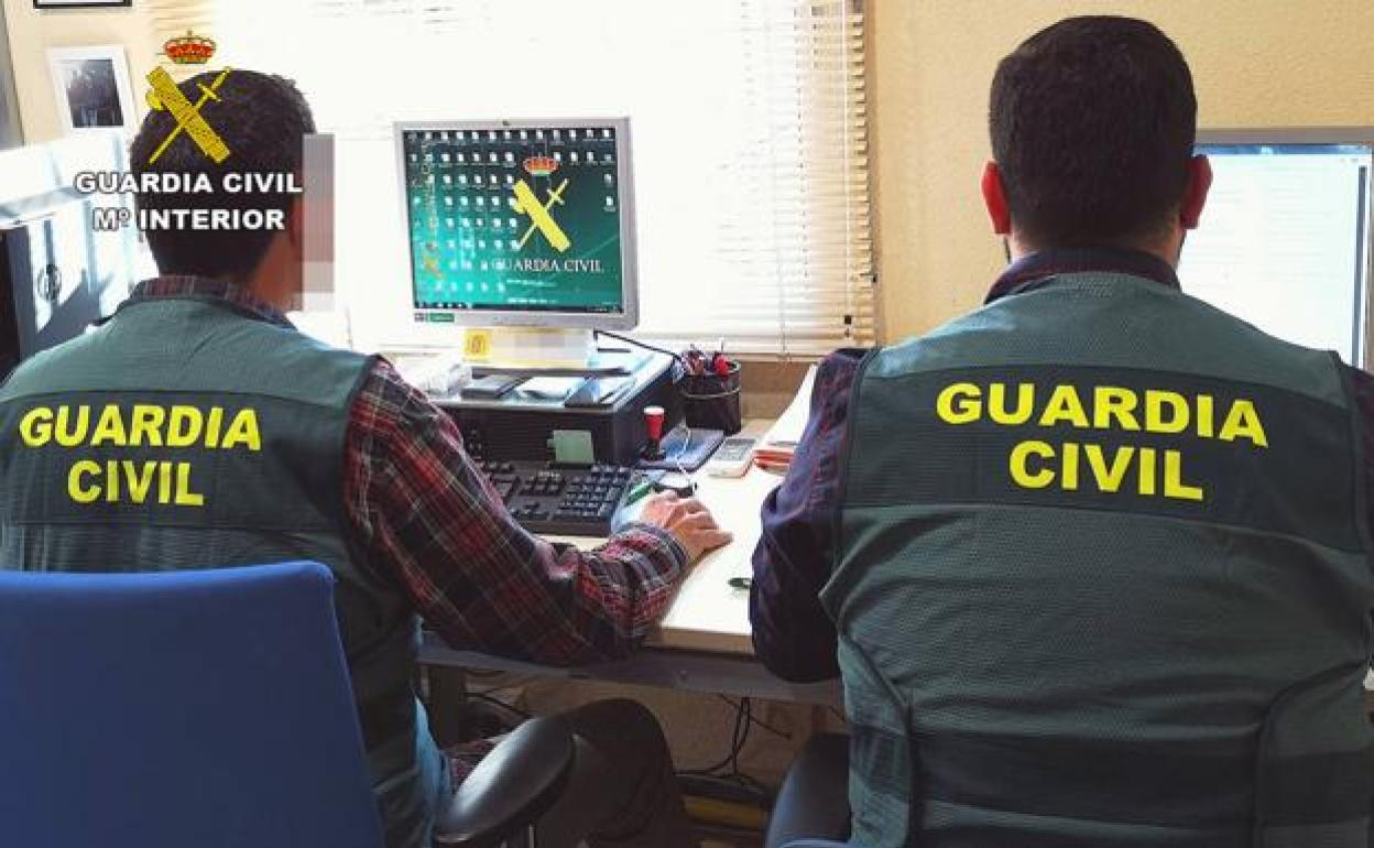 Dos agentes de la Guardia Civil, en una imagen de archivo.