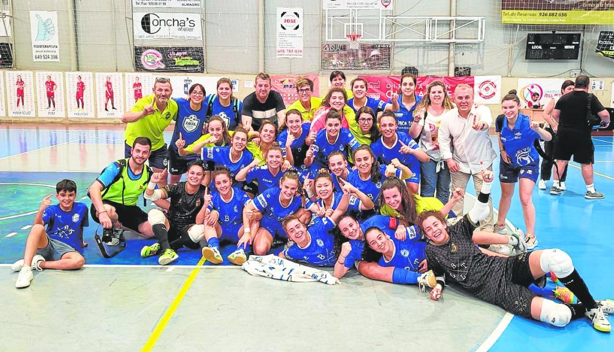 Jugadoras y cuerpotécnico del LBTLAlcantarilla, tras el ascenso. 