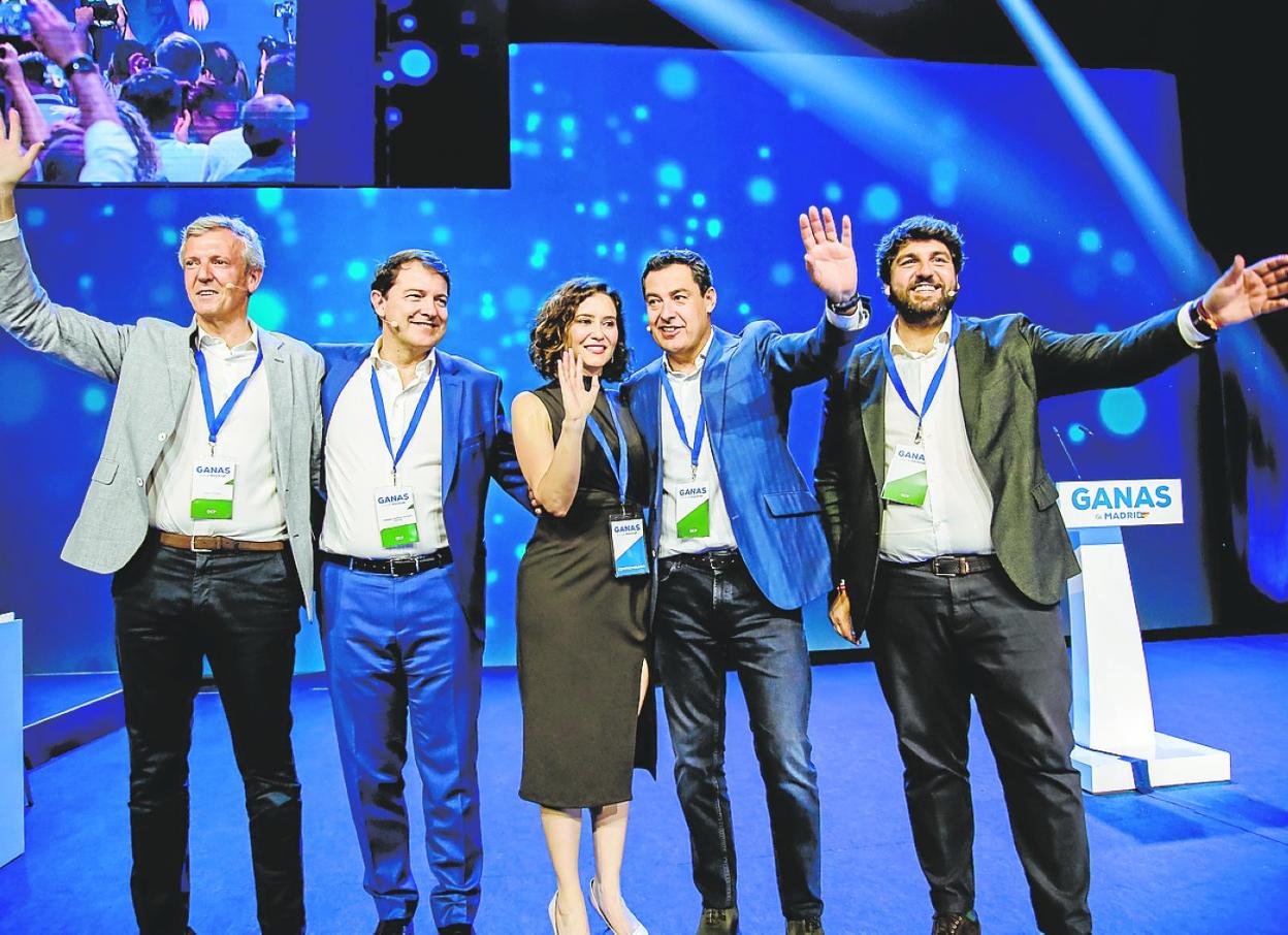 El presidente de Galicia, Alfonso Rueda; el de Castilla y León, Alfonso Fernández Mañueco; la presidenta de Madrid, Isabel Díaz Ayuso; el de Andalucía, Juanma Moreno, y el de la Región de Murcia, Fernando López Miras, en la apertura del congreso del PP de Madrid, el pasado 21 de mayo. 