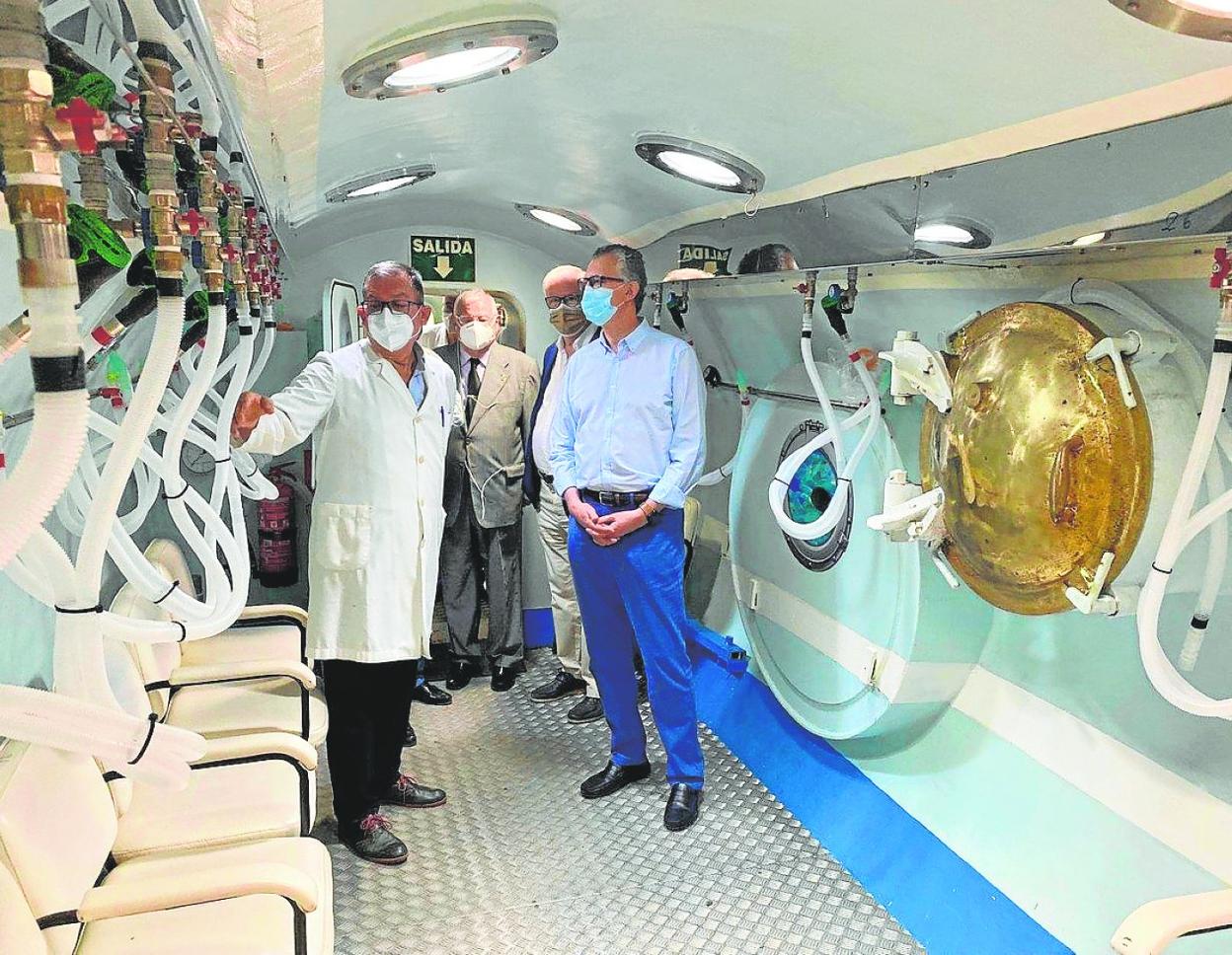 Juan José Pedreño, primero por la derecha, durante su visita a la cámara hiperbárica. 