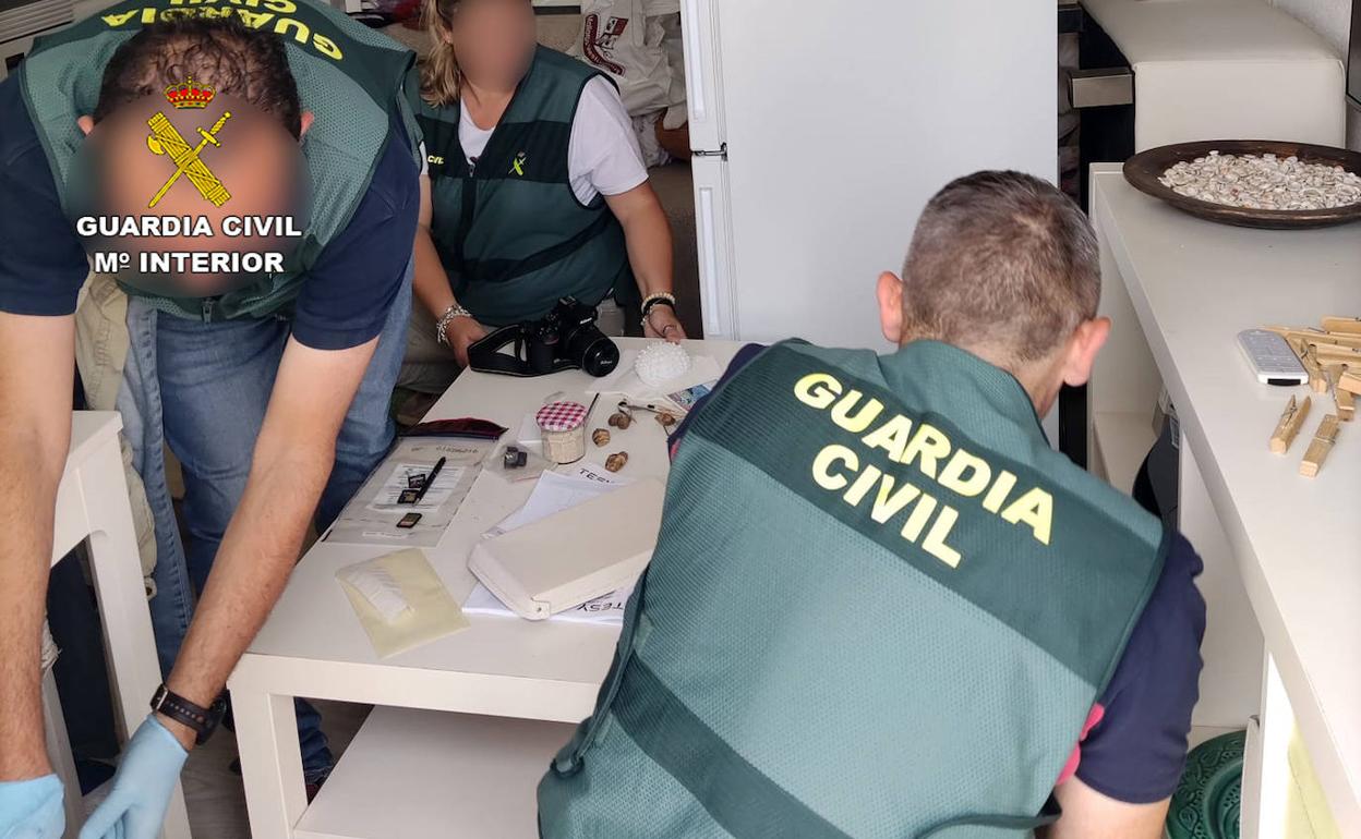 Agentes de la Guardia Civil, durante un registro.