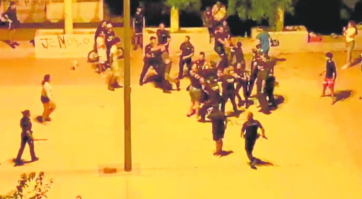 Imagen tomada de uno de los vídeos grabados por vecinos durante la reyerta en la plaza de la calle Rubí donde está el social de la Urbanización Mediterráneo. 