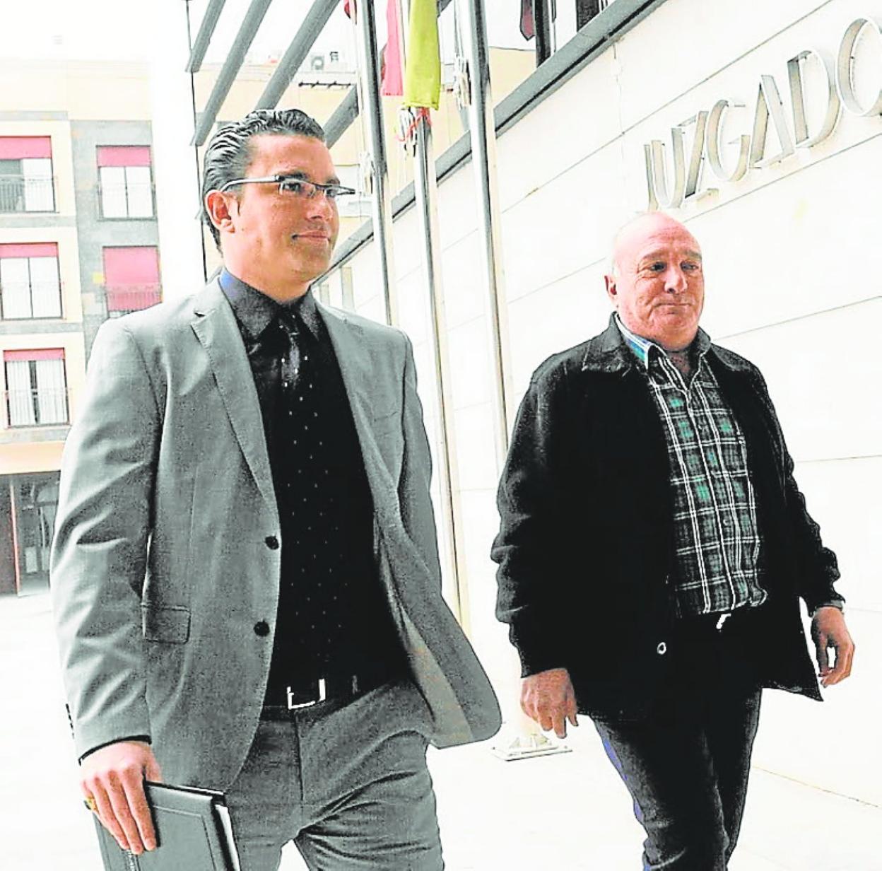 Valentín Sánchez (derecha) junto a su abogado, Raúl Pardo-Geijo. 