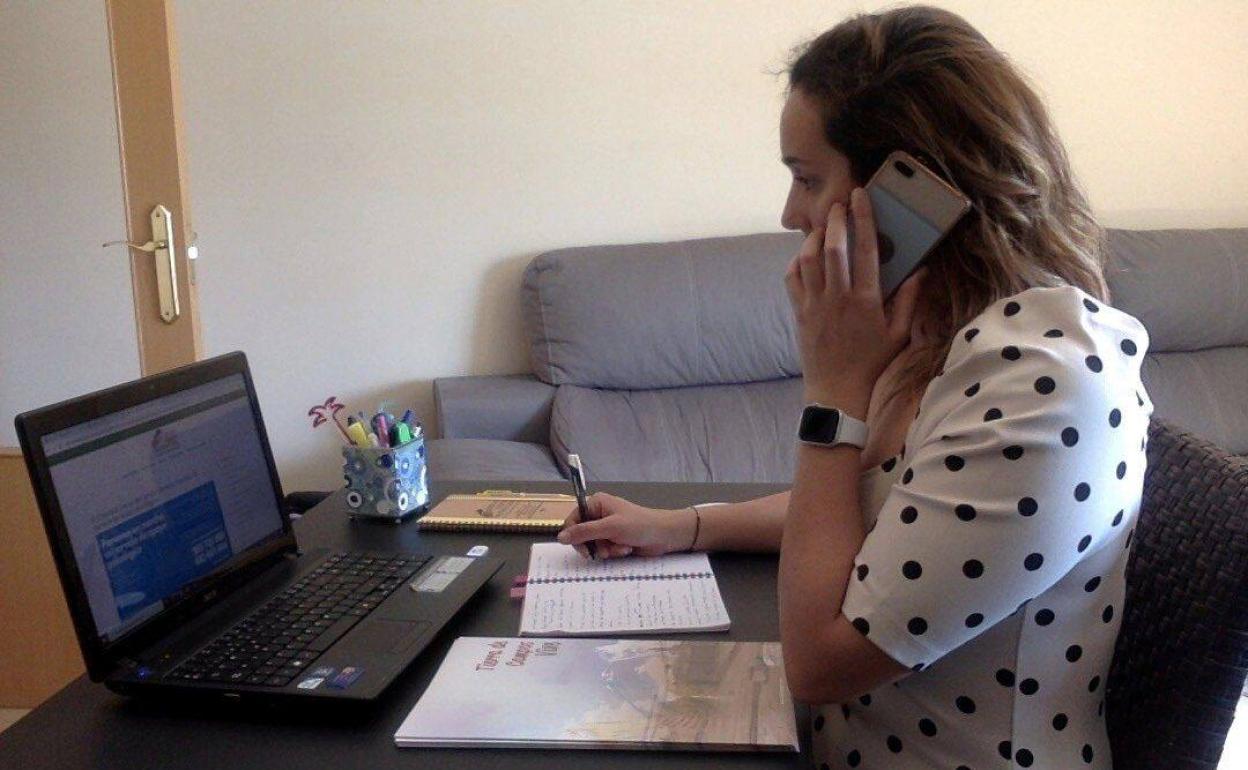 Una psicóloga atiende una consulta telemática, en una foto de archivo.